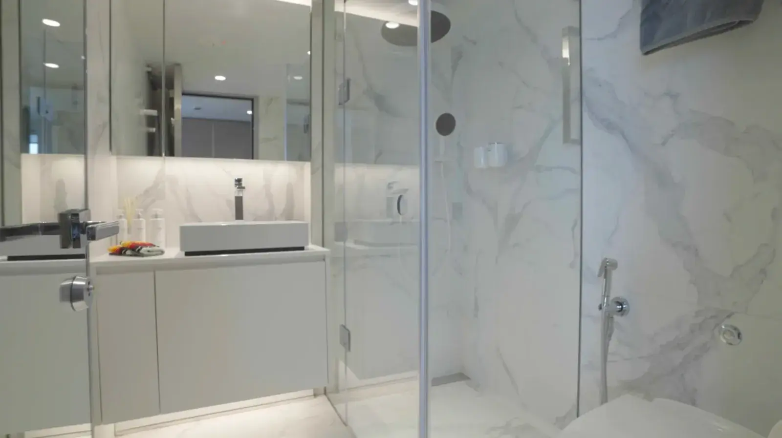 Emerald Sakara luxury yacht cabin bathroom