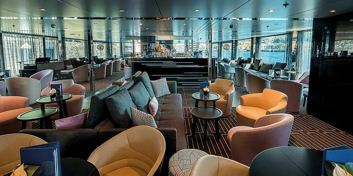 Emerald Star-Ships Horizon Lounge