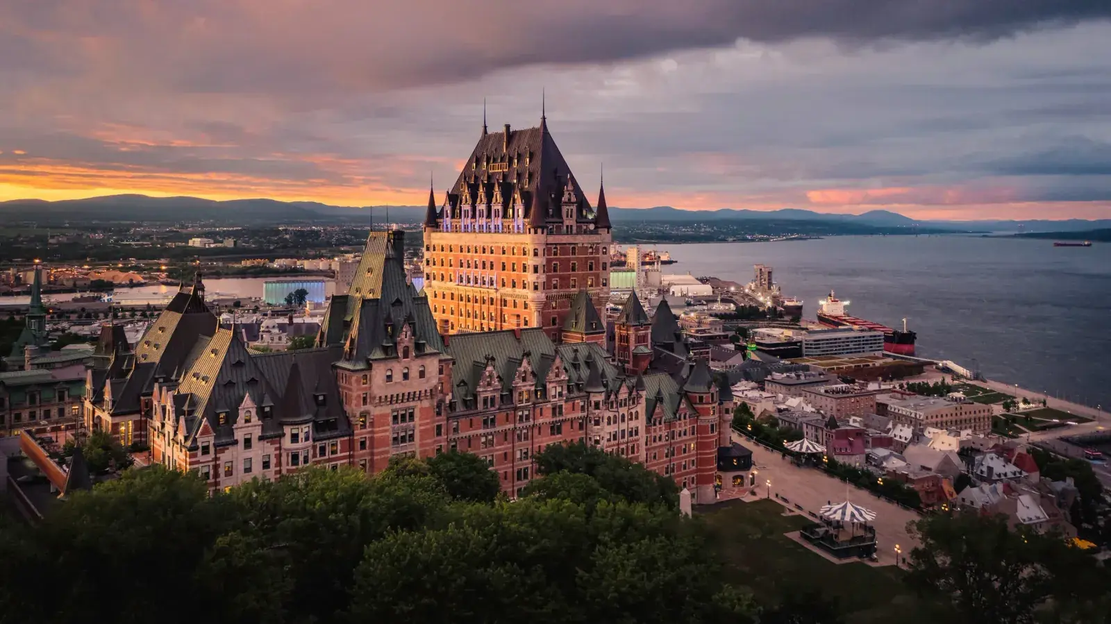 Fairmont Le Château Frontenac at sunset