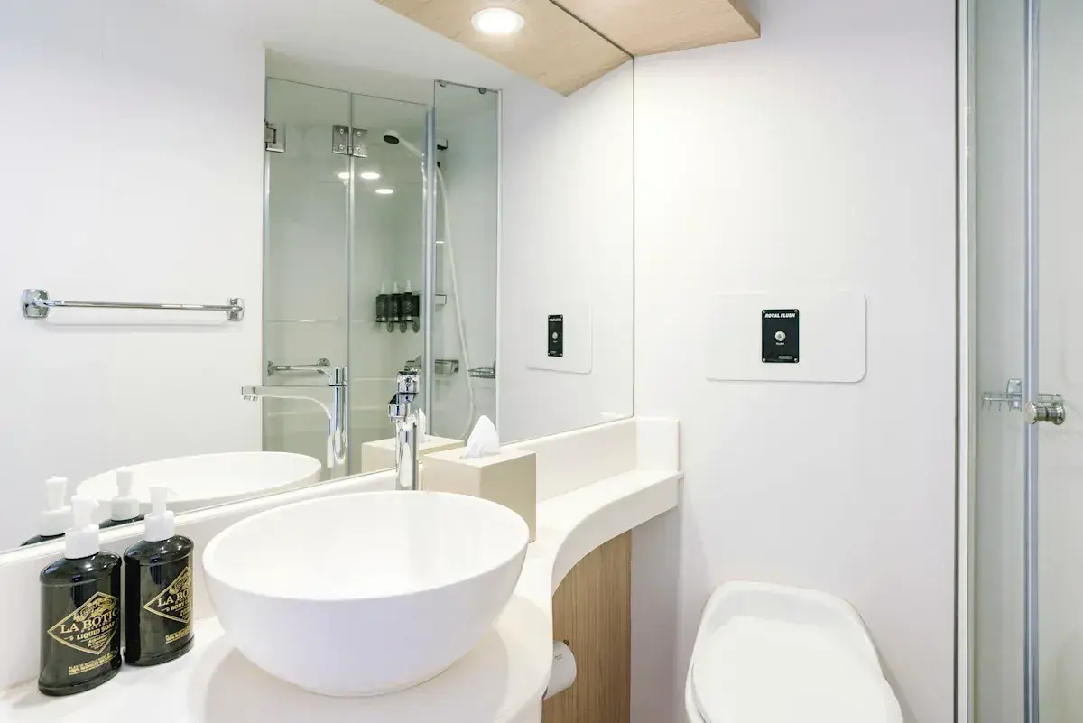 MS Santa Cruz II Galapagos cruise ship bathroom
