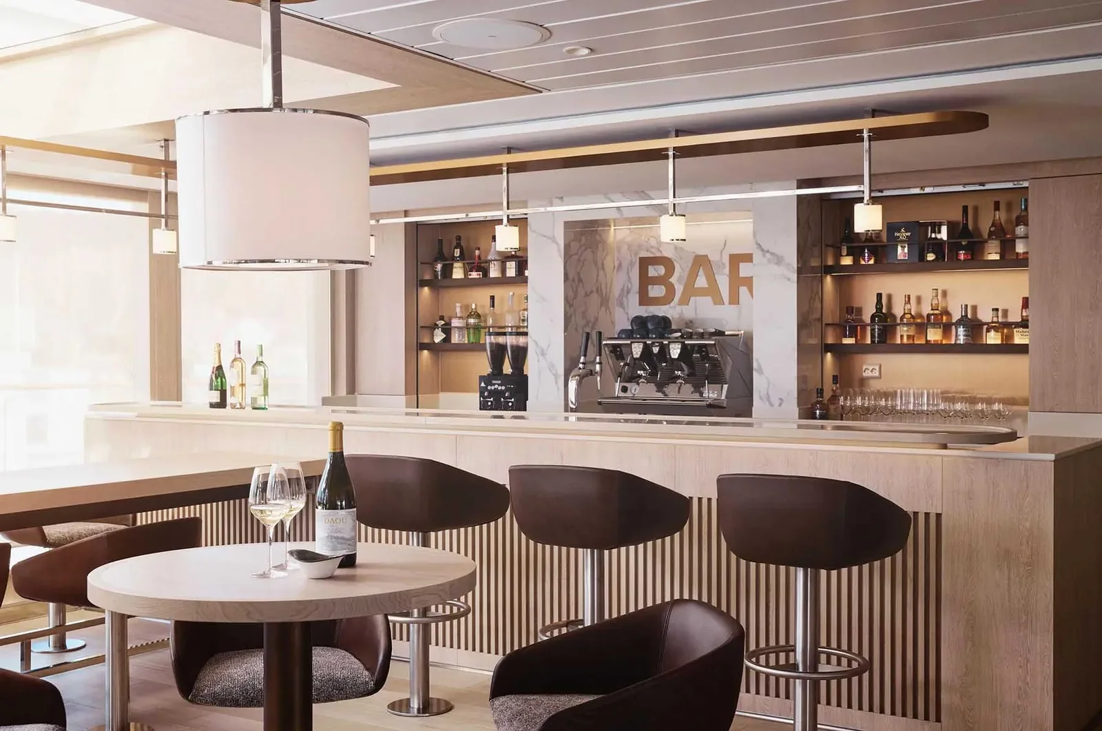 National Geographic Endurance C-Greens Bar and lounge