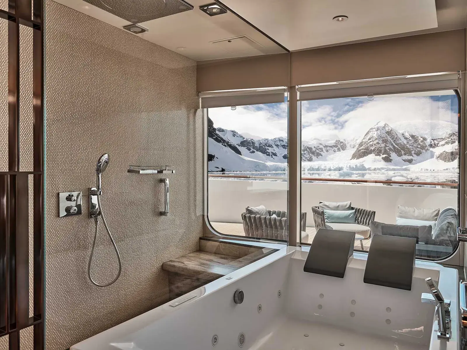 Silver Endeavour suite bathtub with polar ocean views