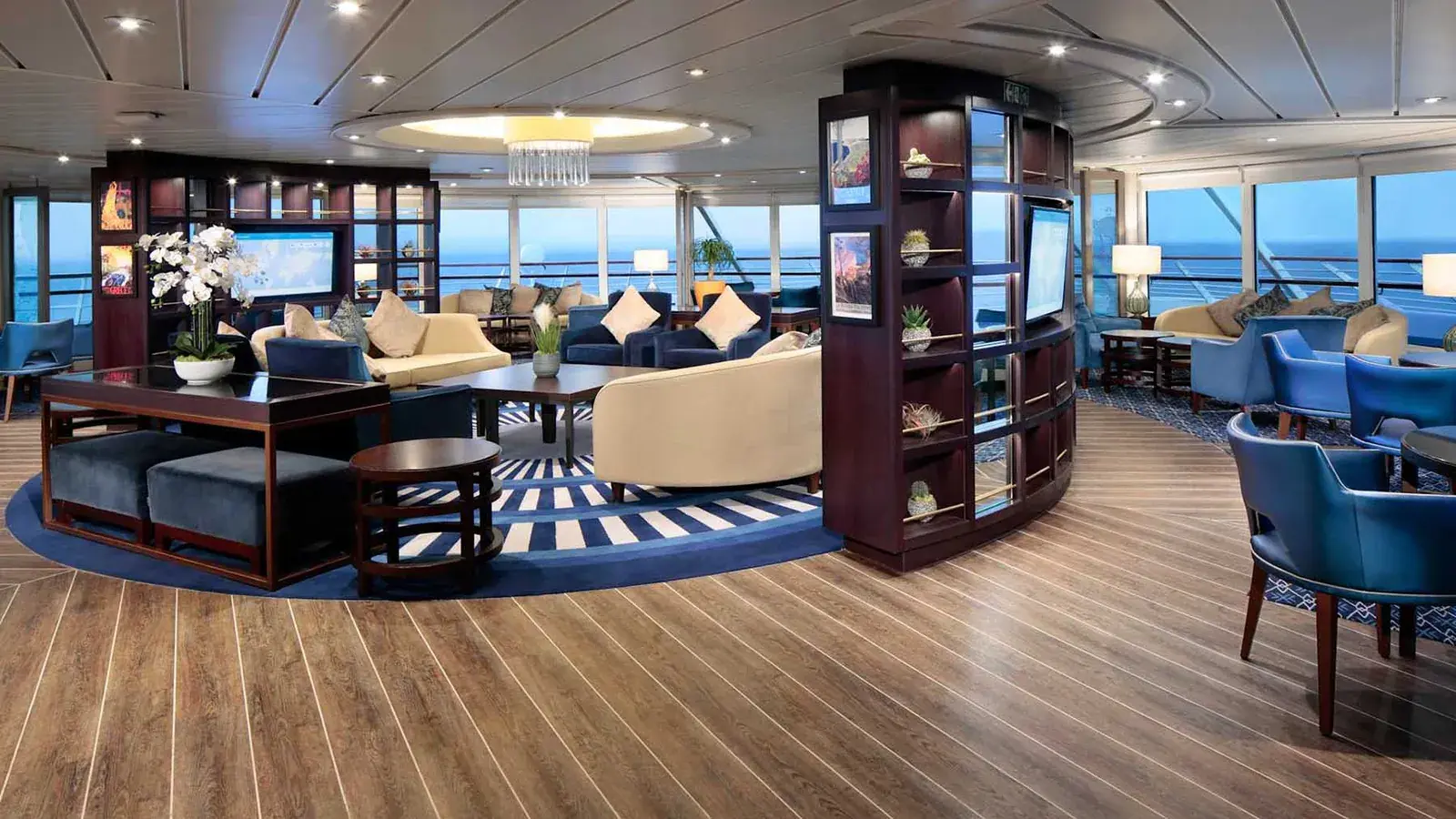 Yacht Club observation lounge and bar aboard Windstar Star Breeze