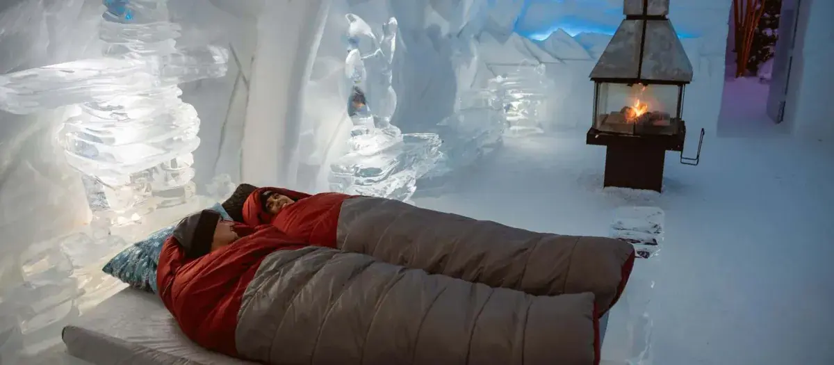 A couple sleeps in sleeping bags at Hôtel de Glace