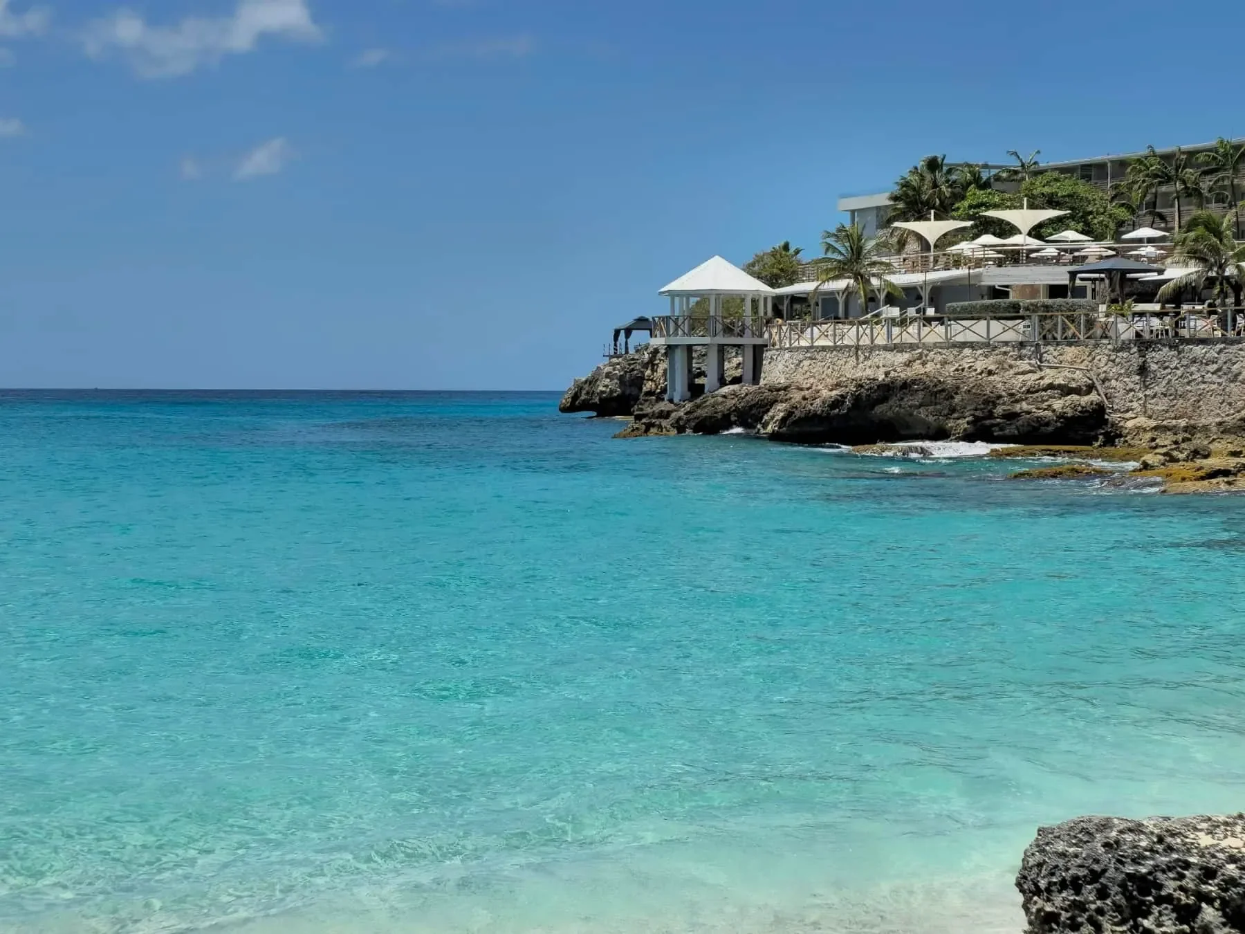 A turquoise coastline in St. Martin