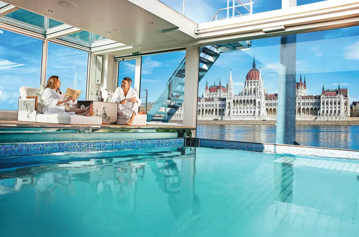 Emerald River Star-Ships indoor/outdoor pool