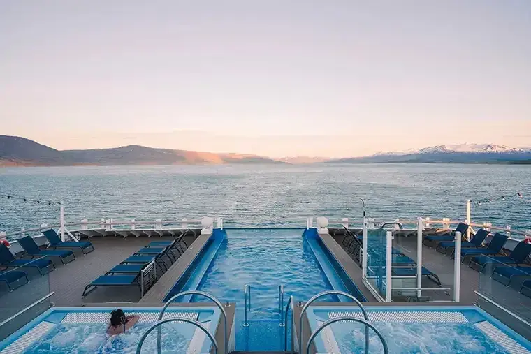 MS Roald Amundsen: Infinity Pool & Hot Tubs