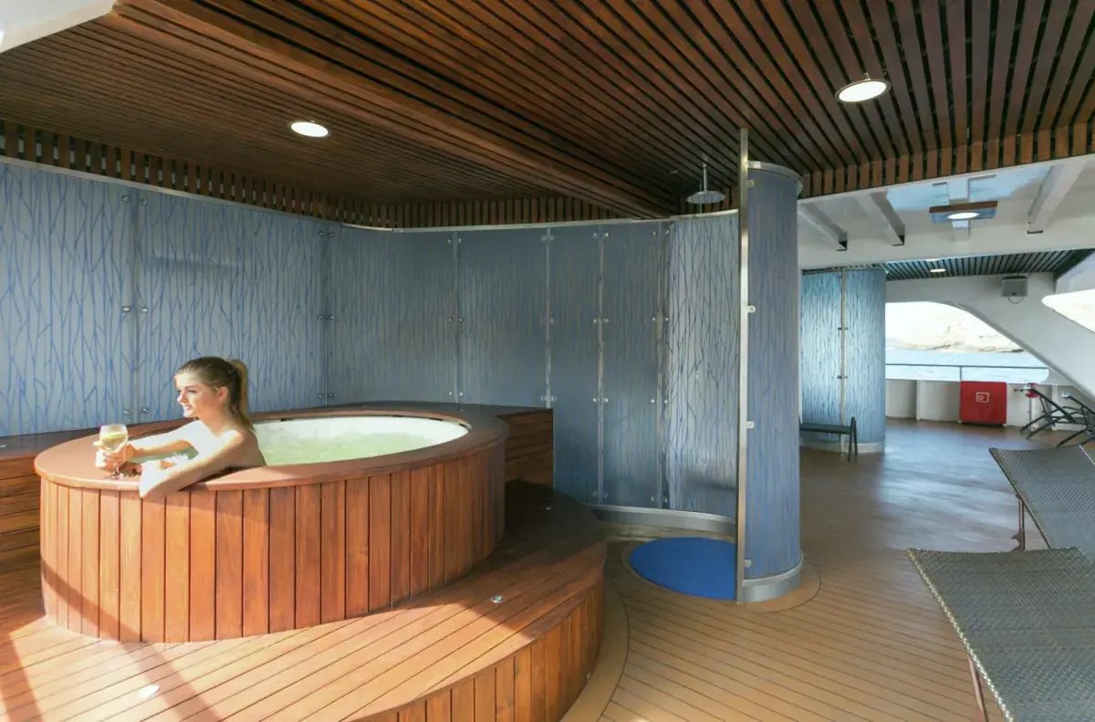 MS Santa Cruz II: Hot Tubs