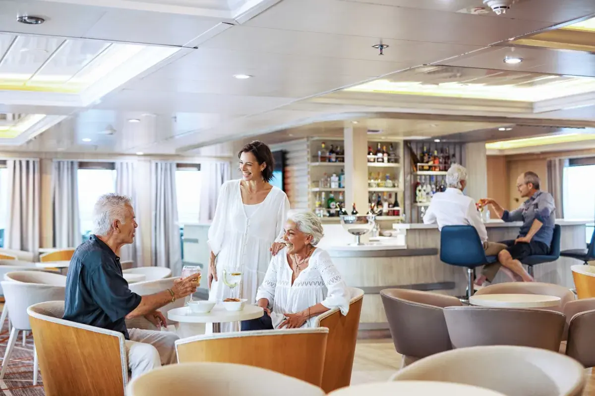 MS Santa Cruz II: Panorama bar & lounge