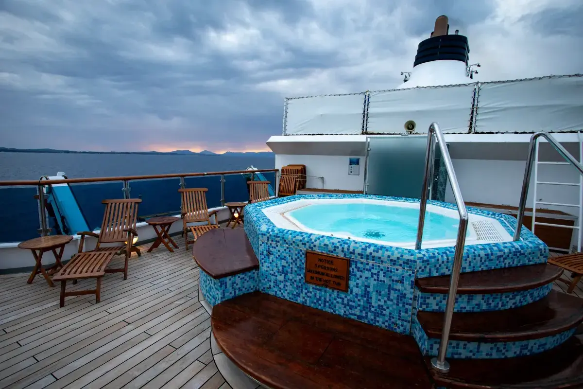 National Geographic Orion open-air hot tub
