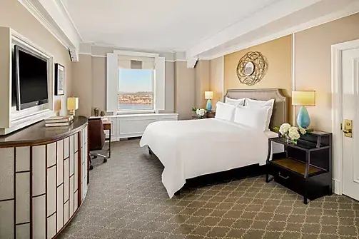 Fairmont Le Château Frontenac: Deluxe River View Queen