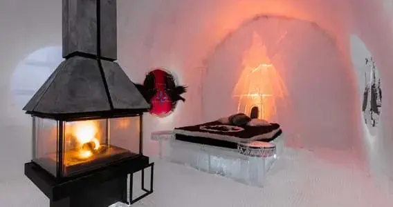 Hotel de Glace: Themed Suite with Fireplace (1 Bed)