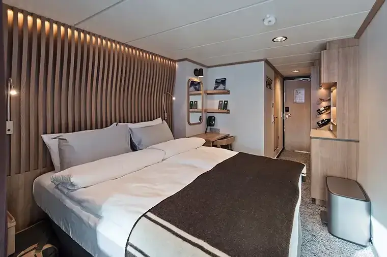 MS Roald Amundsen: RR Outside Cabin