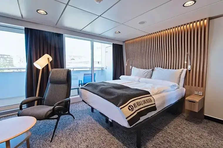 MS Roald Amundsen: XY Wheelchair Outside Cabin with Balcony