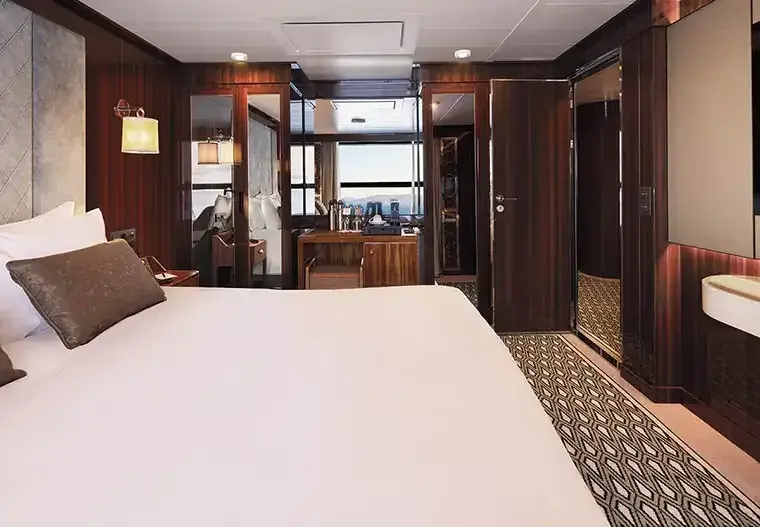 World Navigator: Horizon Deluxe Stateroom