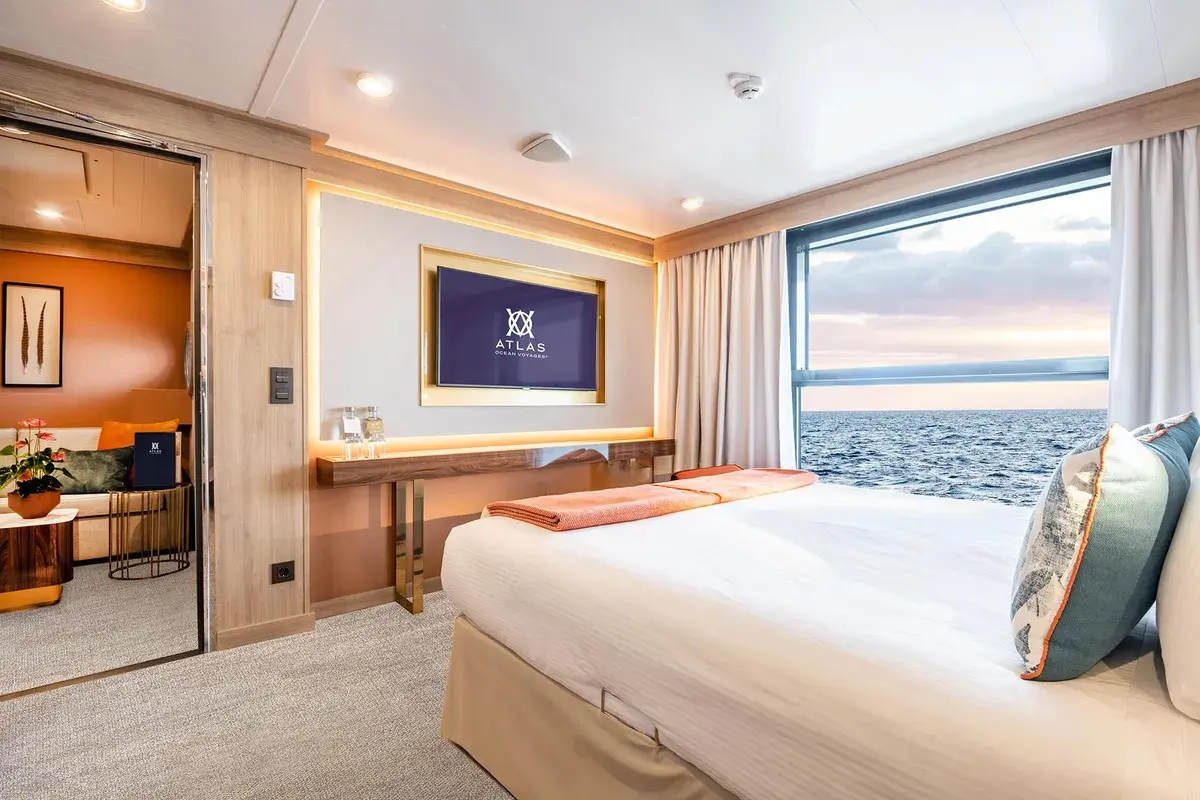 World Voyager: Deluxe Horizon Suite