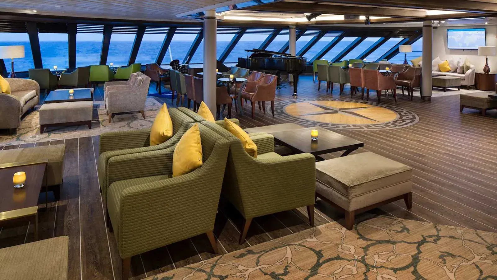 Compass Rose lounge and cocktail bar aboard Windstar Star Breeze