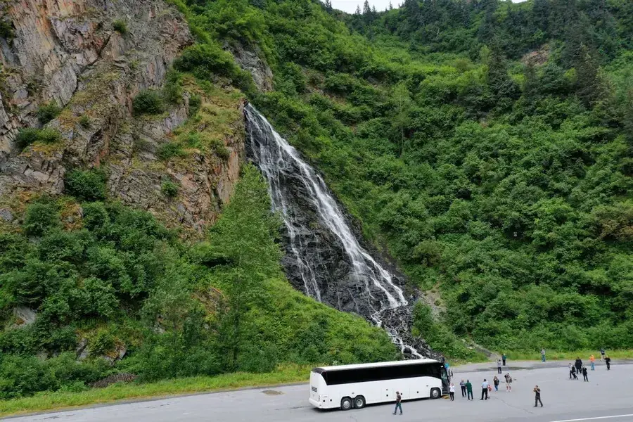 Scenic bus tour through Valdez, Alaska