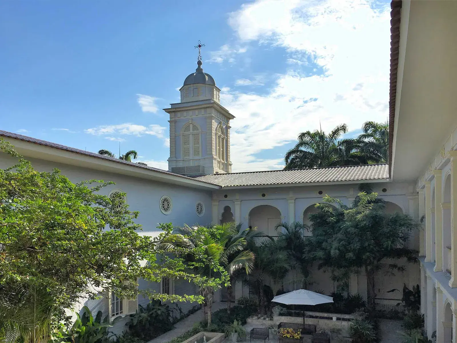 Garden area at Hotel del Parque in Guayaquil, Ecuador