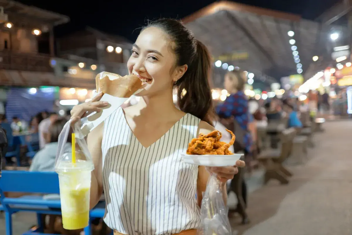 Street food woks Yaowarat road, Bangkok